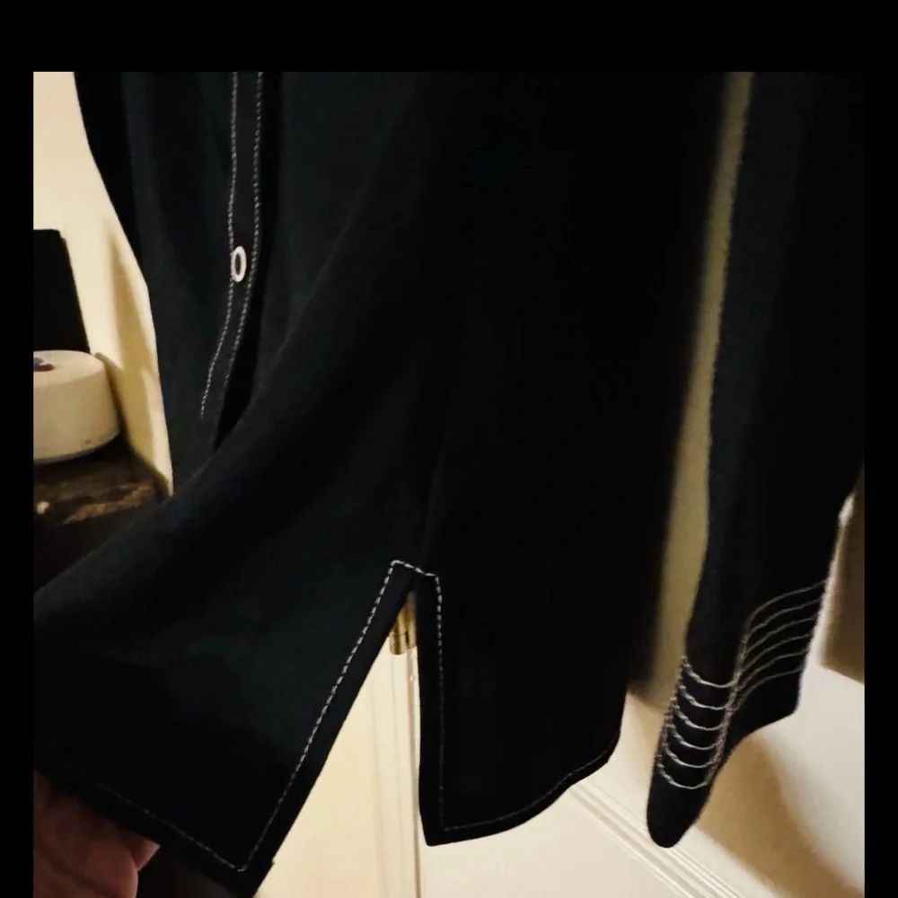 $$ SOLD $$ SOLD $$ 70s Vintage Black with white details Button-Up Shirt - Picture 4 of 4